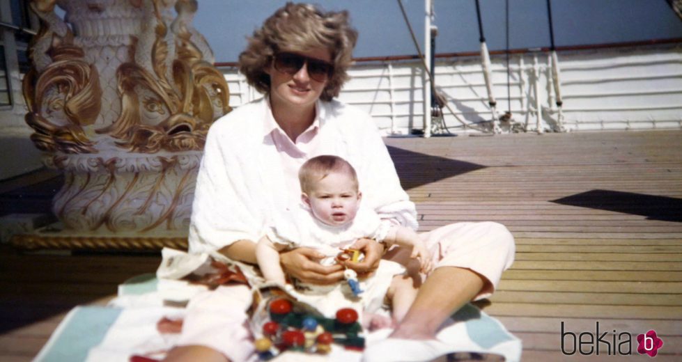 Lady Di con el Príncipe Harry en la cubierta de un barco