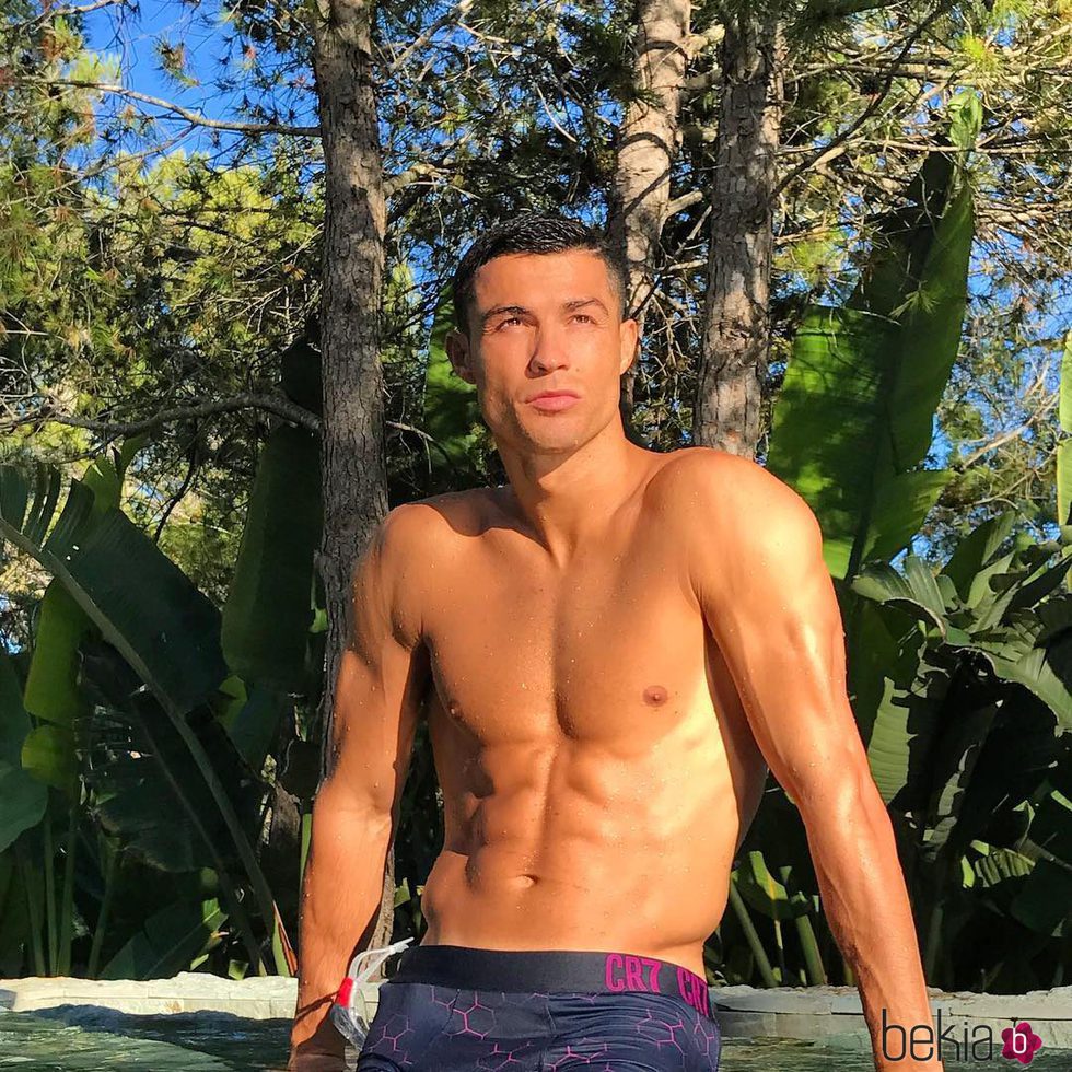 Cristiano Ronaldo refrescándose en la piscina