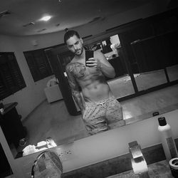 Maluma luciendo torso muy orgulloso