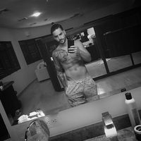 Maluma luciendo torso muy orgulloso