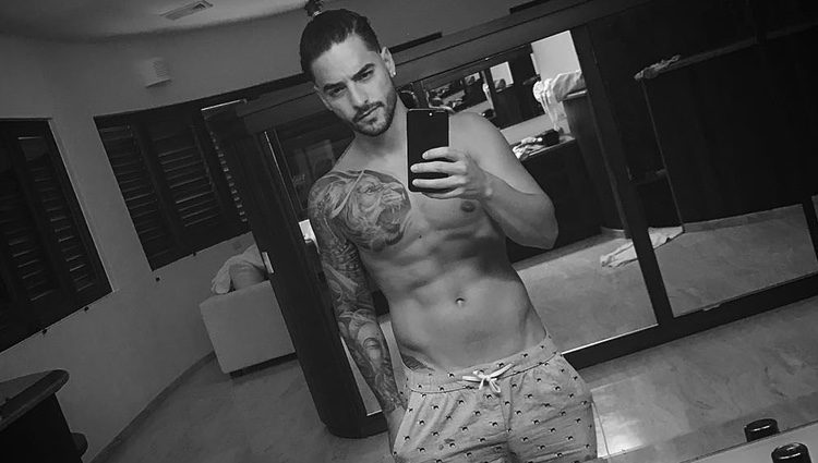 Maluma luciendo torso muy orgulloso