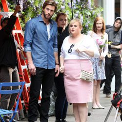 Liam Hemsworth y Rebel Wilson en el rodaje de 'No es romántico'