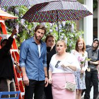 Liam Hemsworth y Rebel Wilson en el rodaje de 'No es romántico'