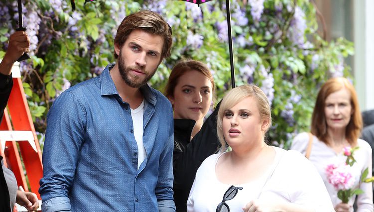 Liam Hemsworth y Rebel Wilson en el rodaje de 'No es romántico'