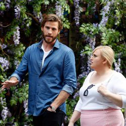 Liam Hemsworth y Rebel Wilson en el rodaje de su nueva película