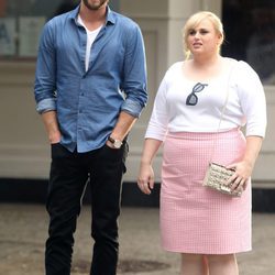 Liam Hemsworth con Rebel Wilson grabando su próxima película