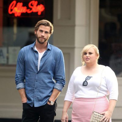 Liam Hemsworth y Rebel Wilson en el rodaje de su nueva película 'No es romántico'