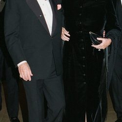 Frank Sinatra y Barbara Sinatra llegando a un evento