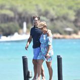 Roger y Mirka Federer dando un paseo por las playas de Cerdeña