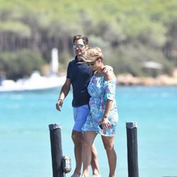 Roger y Mirka Federer dando un paseo por las playas de Cerdeña