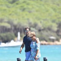 Roger y Mirka Federer dando un paseo por las playas de Cerdeña