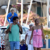 Roger Federer paseando por Cerdeña junto a sus hijos Lenny y Leo