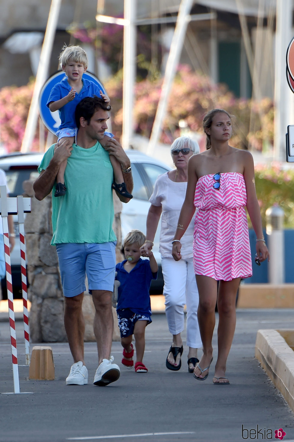 Roger Federer paseando por Cerdeña junto a sus hijos Lenny y Leo