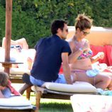 Roger Federer y su mujer Mirka tomando el sol en Cerdeña