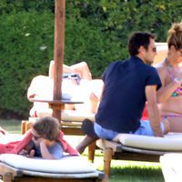 Roger Federer y su mujer Mirka tomando el sol en Cerdeña