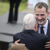 El Rey Felipe abraza a Pasqual Maragall en la celebración de los 25 años de Barcelona 92