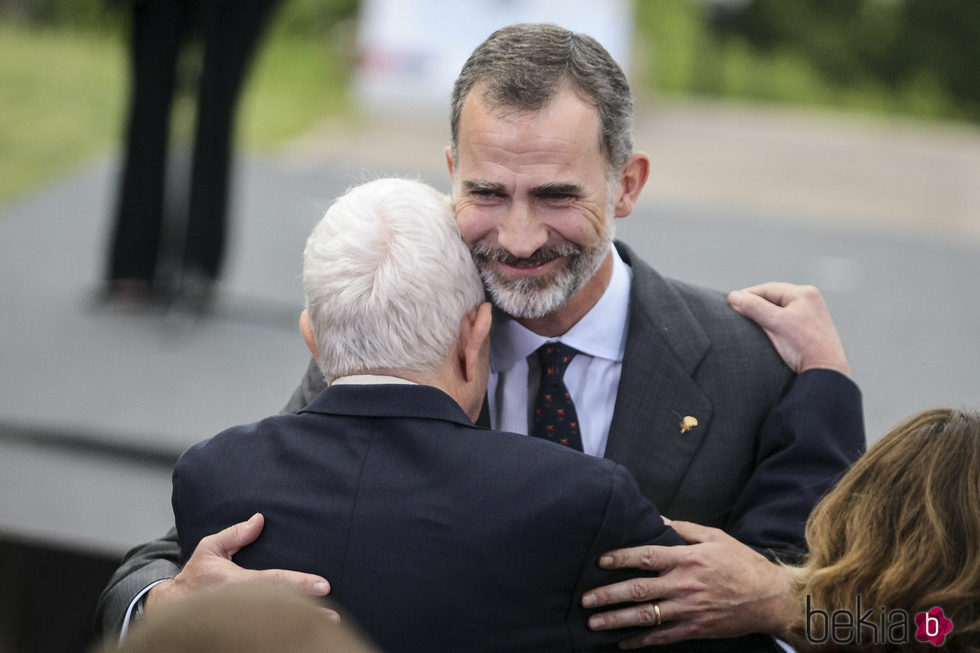 El Rey Felipe abraza a Pasqual Maragall en la celebración de los 25 años de Barcelona 92