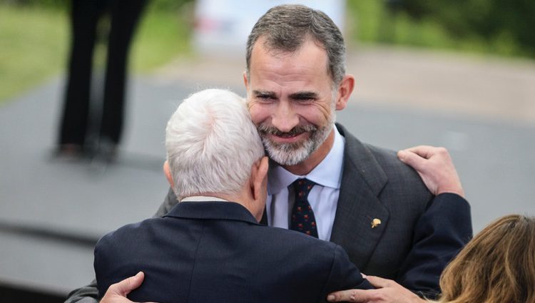 El Rey Felipe abraza a Pasqual Maragall en la celebración de los 25 años de Barcelona 92