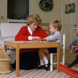 La Princesa Diana de Gales junto a su hijo Guillermo