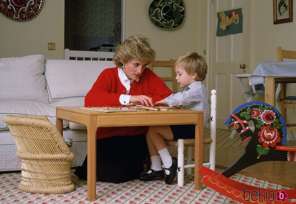 La Princesa Diana de Gales junto a su hijo Guillermo