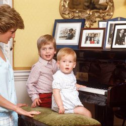 Lady Di con el Príncipe Guillermo y el Príncipe Harry cuando eran pequeños