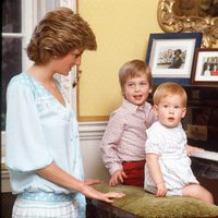 Lady Di con el Príncipe Guillermo y el Príncipe Harry cuando eran pequeños