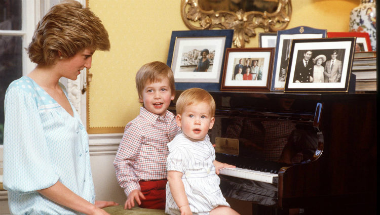 Lady Di con el Príncipe Guillermo y el Príncipe Harry cuando eran pequeños