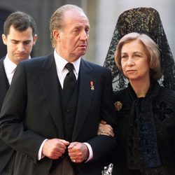 Los Reyes Juan Carlos y Sofía y el Rey Felipe en el funeral de la Condesa de Barcelona