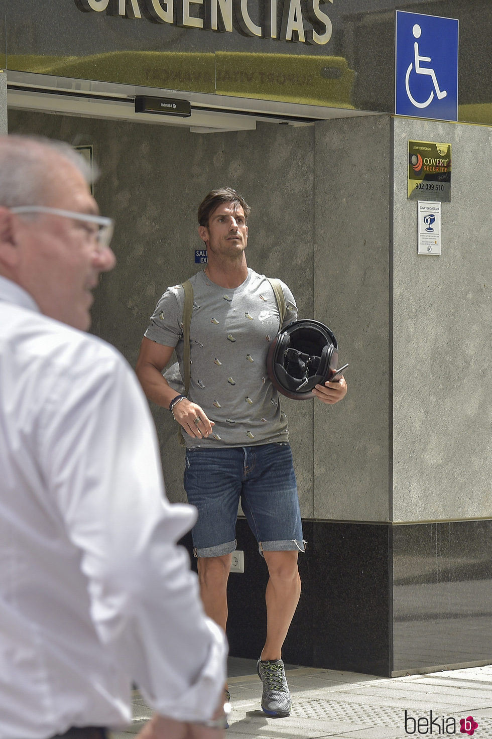 Aitor Ocio visitando a Ángel Nieto en el hospital