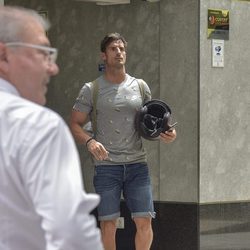 Aitor Ocio visitando a Ángel Nieto en el hospital