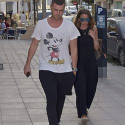 Fonsi Nieto y Marta Castro visitando a Ángel Nieto en el hospital