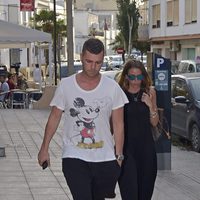 Fonsi Nieto y Marta Castro visitando a Ángel Nieto en el hospital