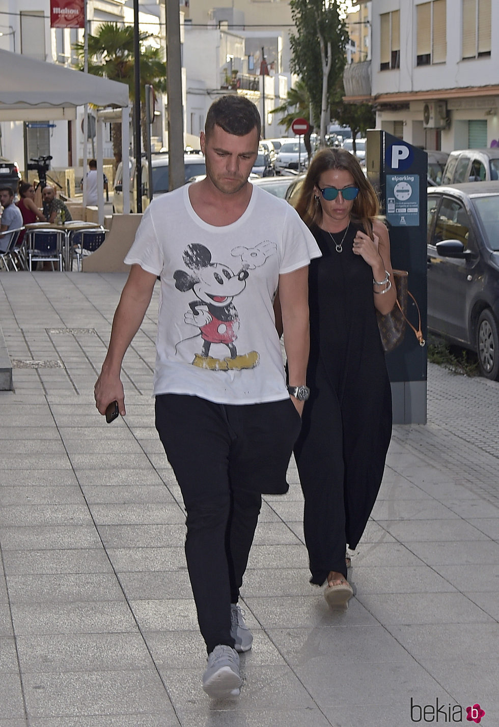 Fonsi Nieto y Marta Castro visitando a Ángel Nieto en el hospital