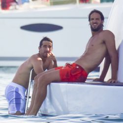 Feliciano López luce paquete abultado junto a Marc López en Formentera