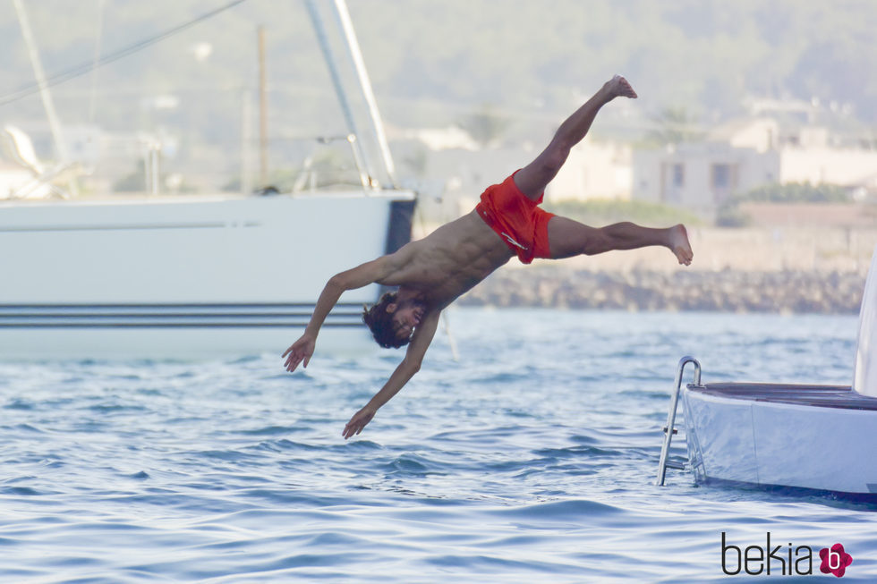 Feliciano López lanzándose al mar en Formentera