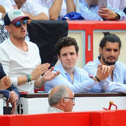 Froilán con sus amigos Richie Caballero y Joaquín Monroy viendo torear a Gonzalo Caballero