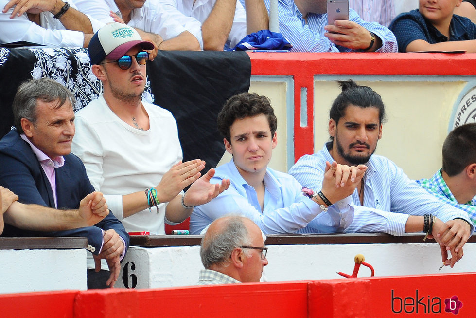 Froilán con sus amigos Richie Caballero y Joaquín Monroy viendo torear a Gonzalo Caballero