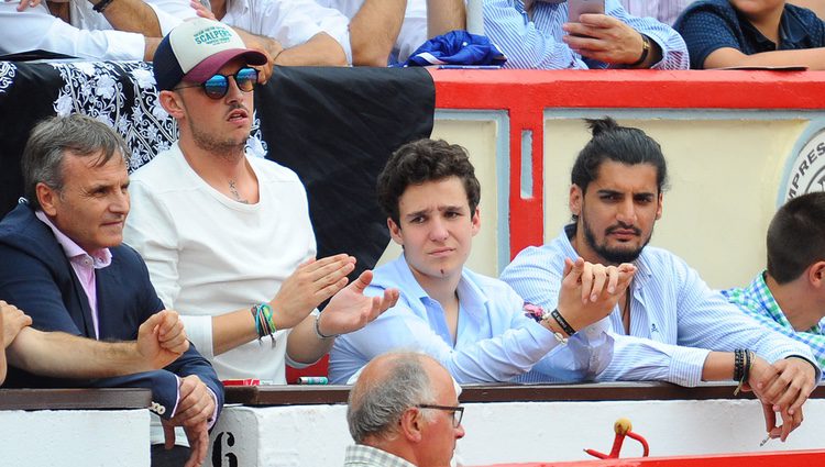 Froilán con sus amigos Richie Caballero y Joaquín Monroy viendo torear a Gonzalo Caballero