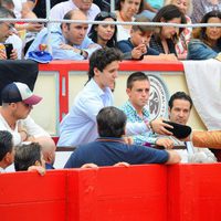 Gonzalo Caballero da su montera a Froilán en una corrida de toros