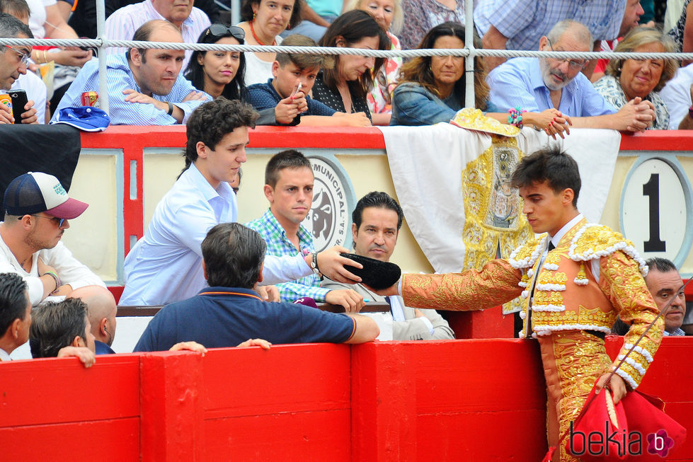 Gonzalo Caballero da su montera a Froilán en una corrida de toros