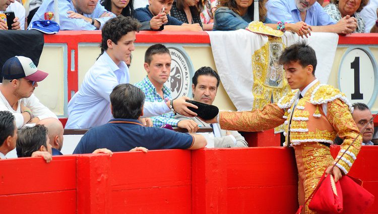 Gonzalo Caballero da su montera a Froilán en una corrida de toros