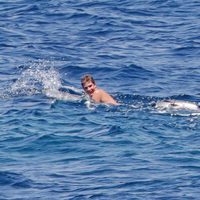 Juan Urdangarin y Froilán bañándose en el mar en Mallorca