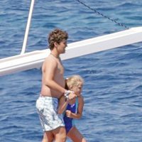 Froilán e Irene Urdangarin antes de darse un baño en el mar en Mallorca