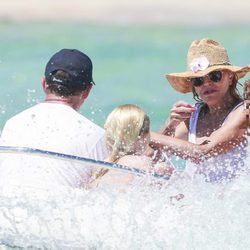 Tita Cervera, en una lancha con sus hijas Carmen y Sabina en Ibiza