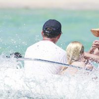 Tita Cervera, en una lancha con sus hijas Carmen y Sabina en Ibiza