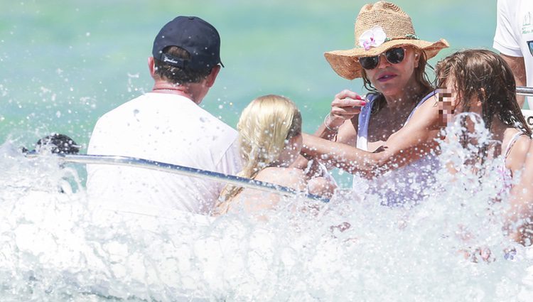 Tita Cervera, en una lancha con sus hijas Carmen y Sabina en Ibiza