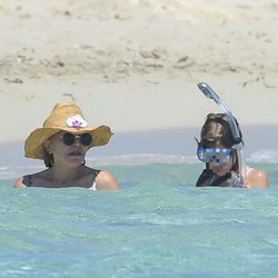 Tita Cervera y una de sus hijas dándose un baño en el mar en Ibiza