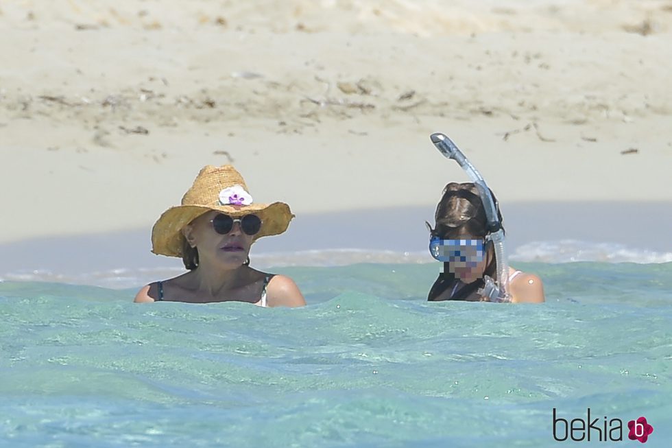 Tita Cervera y una de sus hijas dándose un baño en el mar en Ibiza