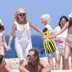 Tita Cervera con sus hijas Carmen y Sabina en una playa de Ibiza