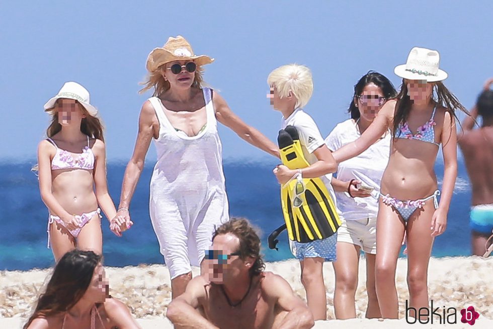 Tita Cervera con sus hijas Carmen y Sabina en una playa de Ibiza